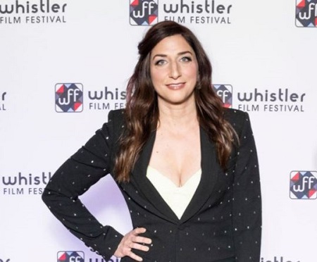 The American actress Chelsea Peretti is known for her role as Gina Linetti in the series Brooklyn Nine-Nine.
